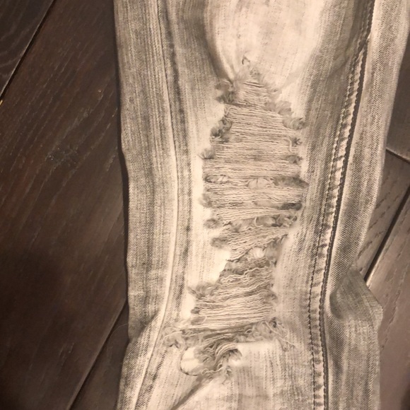 Acid wash jeans with intentional distressing - Picture 3 of 7